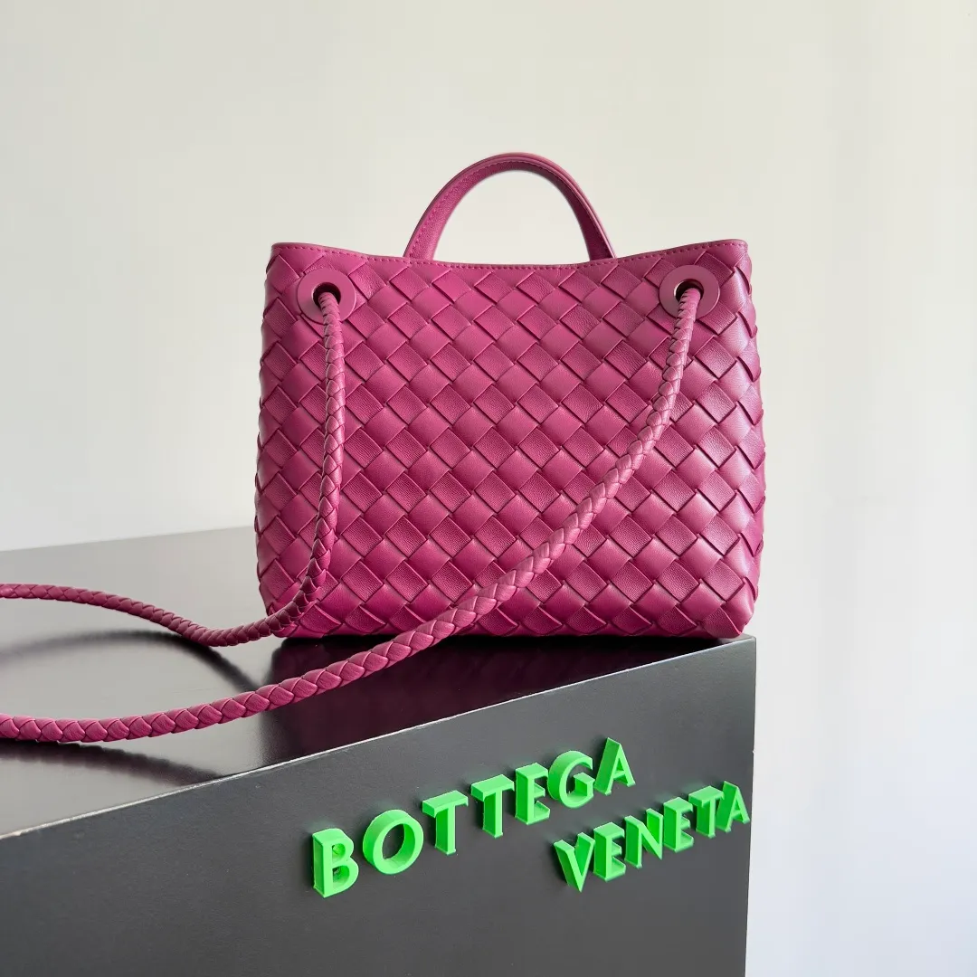 The 2023 new Andiamo batch of 1860 BV has been shipped‼ ️Really popular🔥The new Andiamo woven handbag launched by Bottega Veneta this season is really popular all over the world! ! Celebrities at home and abroad have worn it, and Oscar-winning actress Michelle Yeoh has taken it out on the street. Song Jia, Trai Yara, Yu Feihong, Sanji Ayaka, Rosie Hunting-Whiteley, Yoshioka Riho, etc. have all picked up this bag. It is classic and versatile, showing off its temperament, and the bag capacity is also large, which is very convenient for daily commuting! ! A variety of carrying methods, the shoulder straps can be adjusted by yourself, the original lambskin feels soft and delicate, and the unisex style breaks gender boundaries and brings a more practical and longer-lasting use experience. Andiamo, which has both elegant and casual styles, perfectly interprets the true appearance of "fashionable old money style". Style number: 743568 Size: 25*22*10.5cm